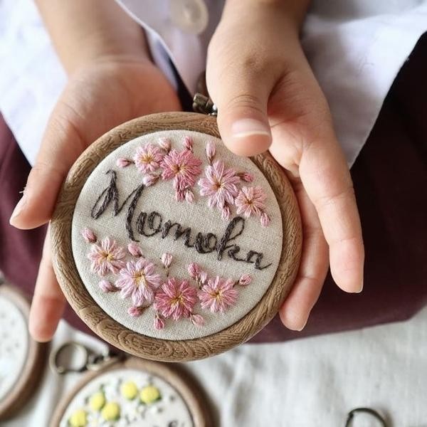 CLASS101+ | 「カリグラフィ刺繍」で小物づくり！おしゃれ＆かわいいネームチャームやスタイを作ろう