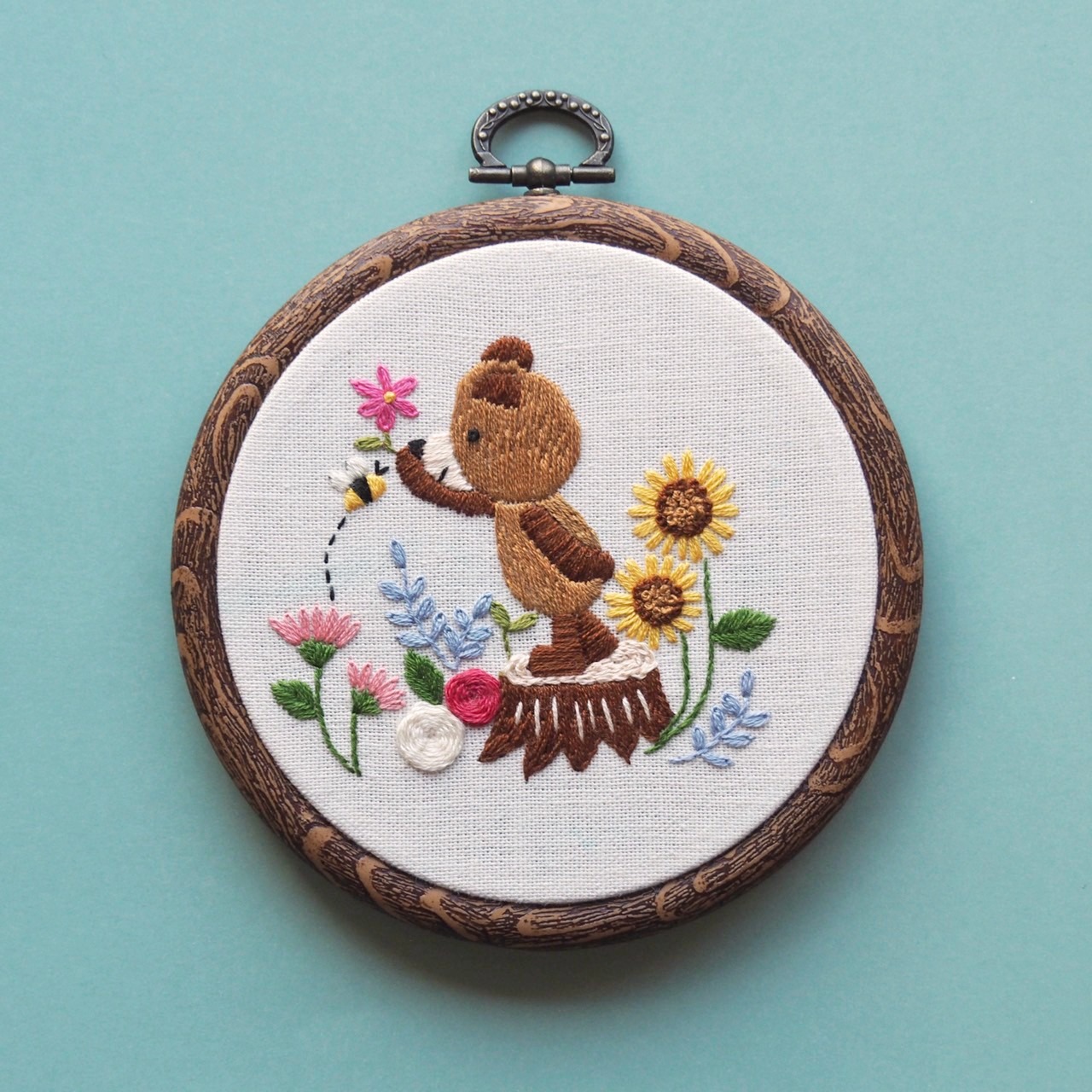 CLASS101+ | Let's start warm and cute embroidery! A fun embroidery ...